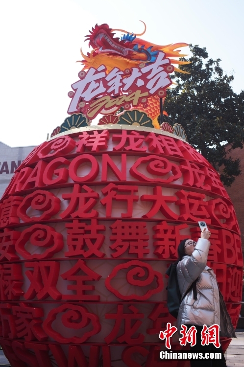 “龙元素”装饰扮靓上海街头(图2)