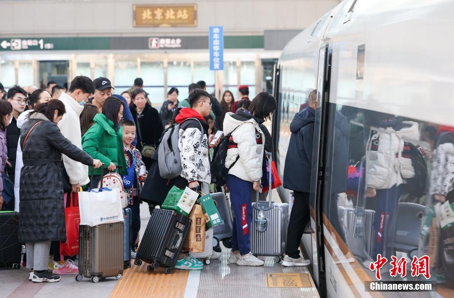 新春见闻）春运过半全国铁路累计发送旅客23亿人次(图2)