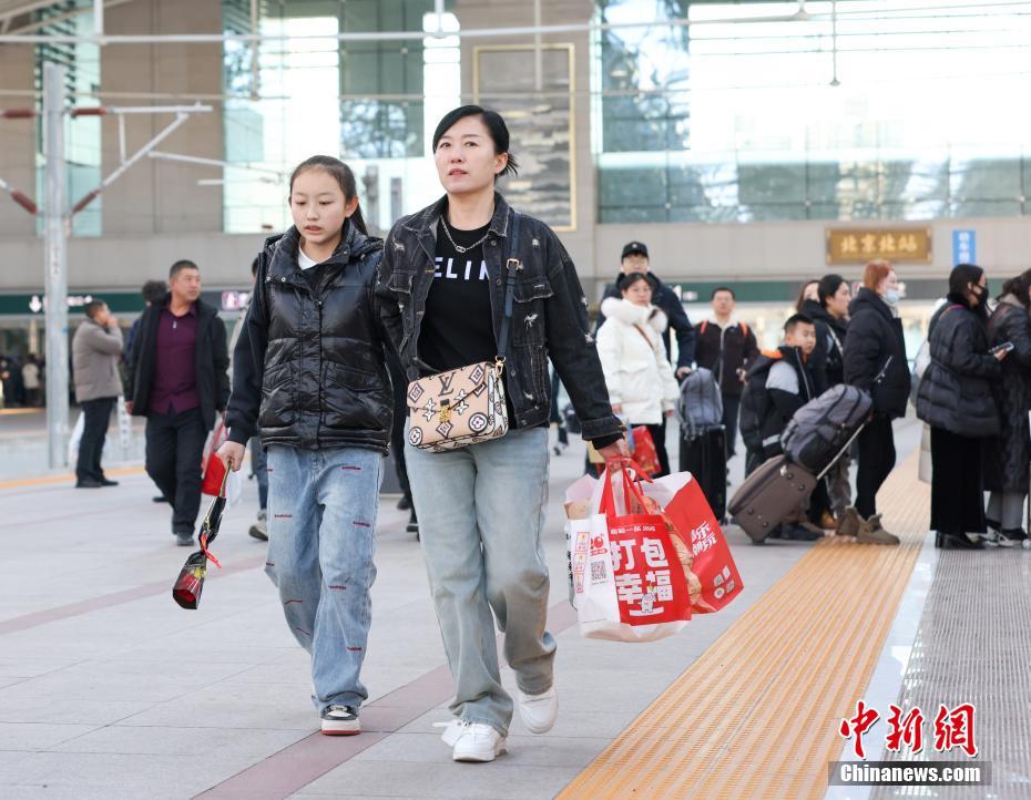 新春见闻）春运过半全国铁路累计发送旅客23亿人次(图6)
