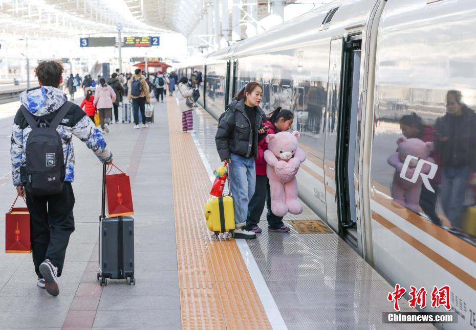 新春见闻）春运过半全国铁路累计发送旅客23亿人次(图5)