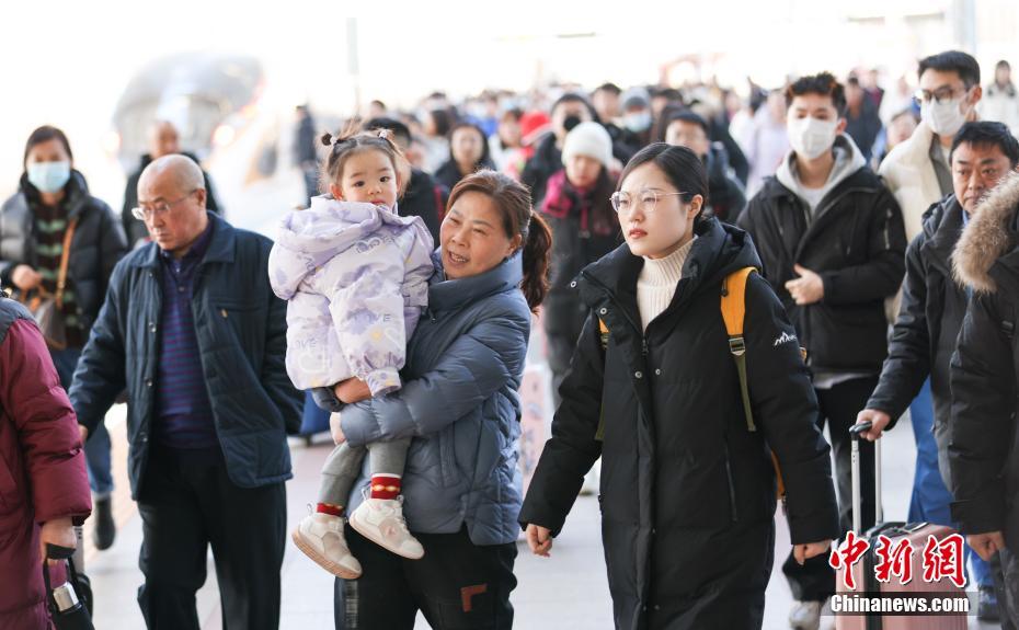 新春见闻）春运过半全国铁路累计发送旅客23亿人次(图4)