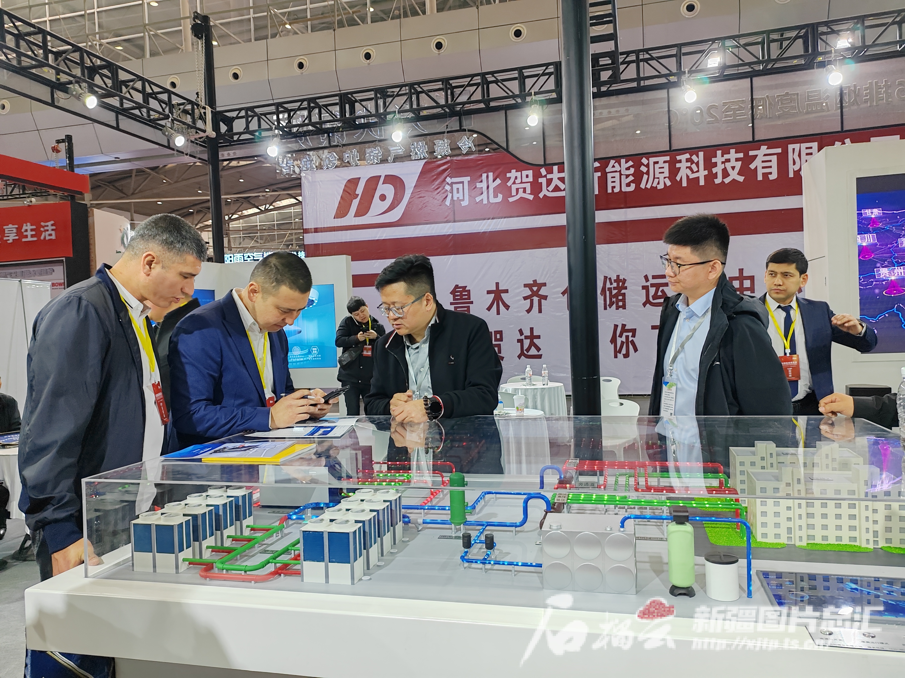2024新疆暖通展览会开幕 国际专业买家团队首次到场 空气能设备“唱主角”(图3)