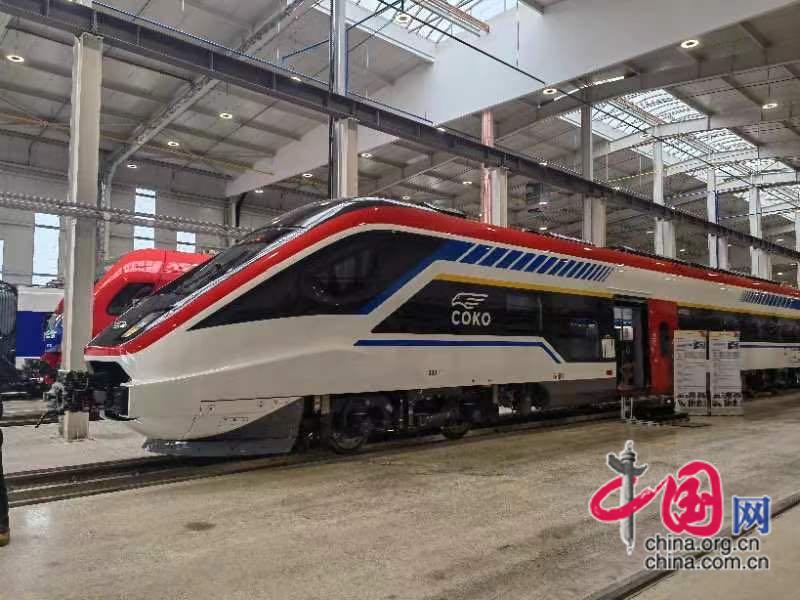 中国研制的匈塞铁路高速动车组在塞尔维亚首次亮相(图1)